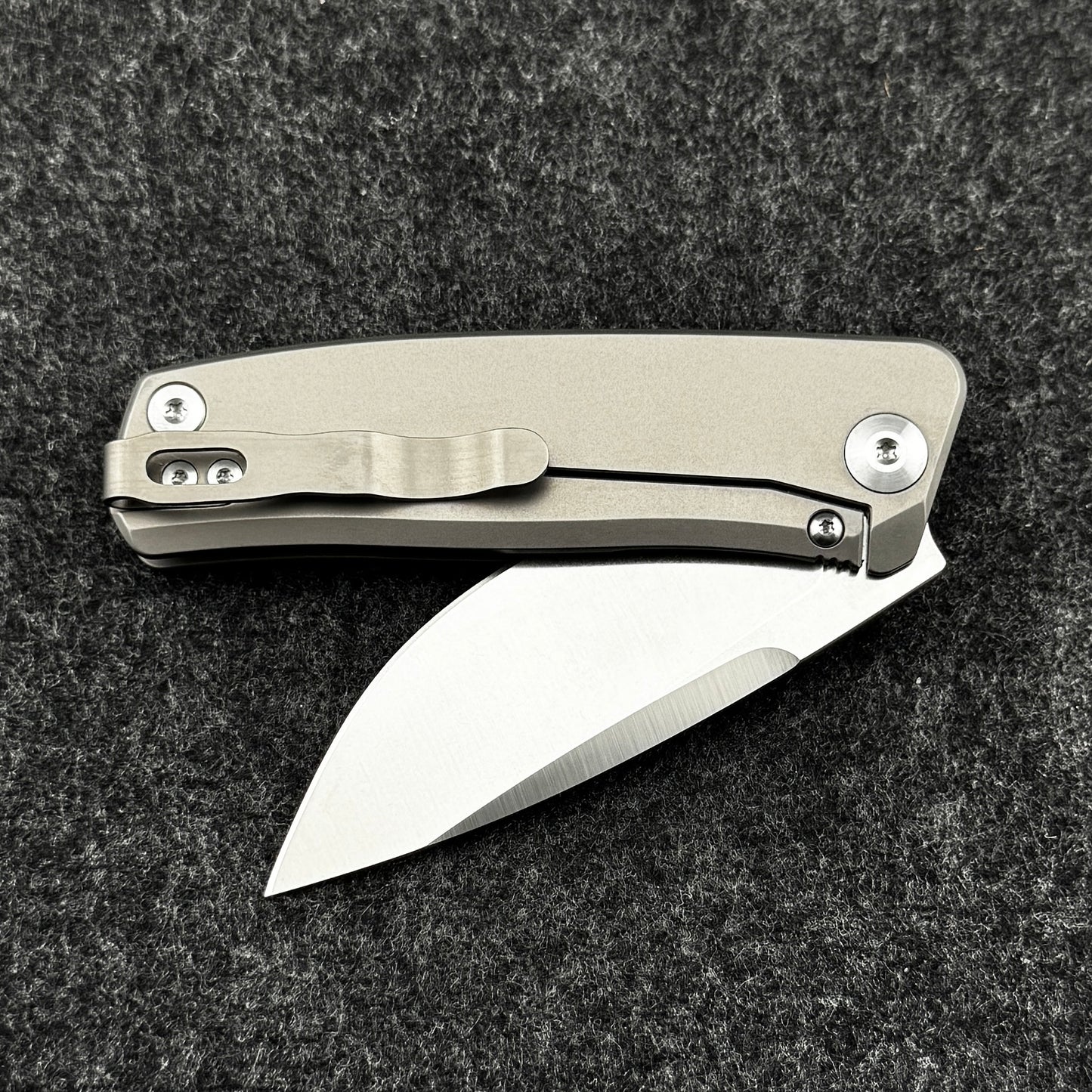 Redshift | Plain & Thumb Stud